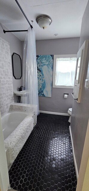 Bathroom - Charming 1920s Westbrae Berkeley Cottage with Soaking Tub! Walk to BART & Parks (Berkeley)