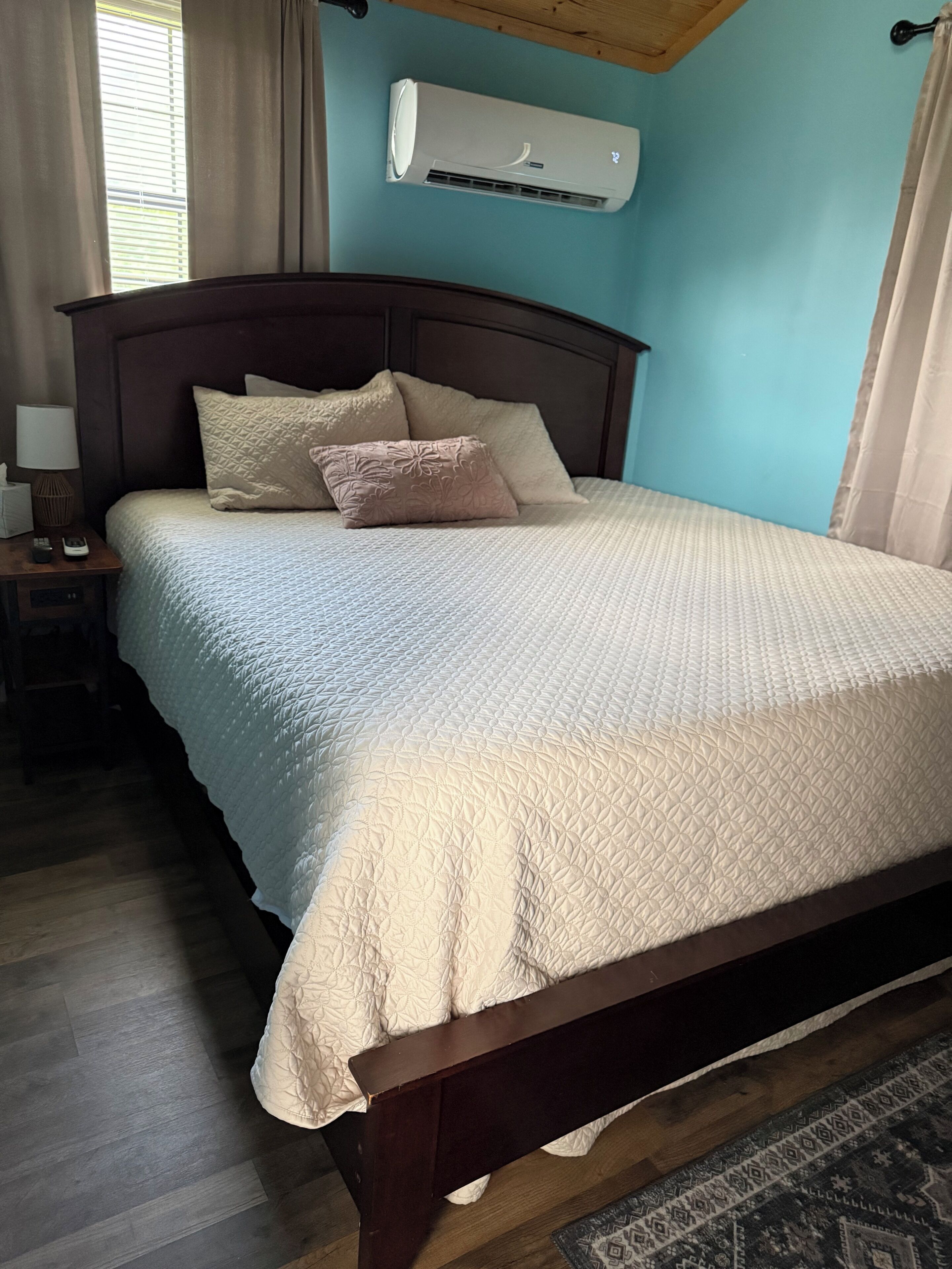 Tabla de planchar con plancha, wifi gratis y ropa de cama 
