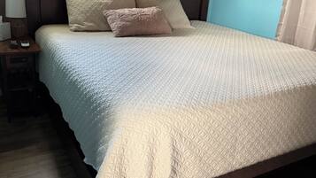 Tabla de planchar con plancha, wifi gratis y ropa de cama