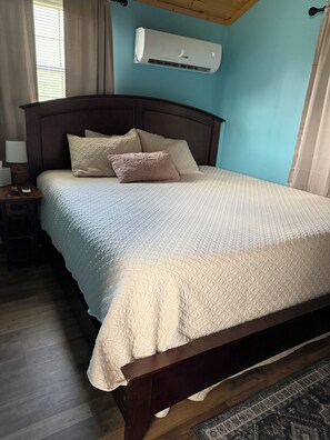 Tabla de planchar con plancha, wifi gratis y ropa de cama 