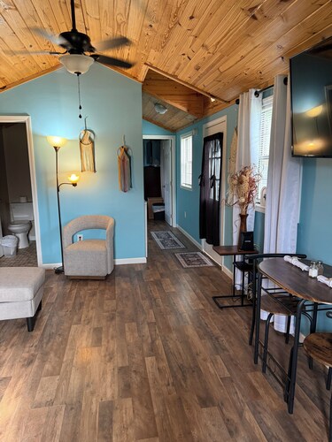 Tennessee River Cabin/Tiny House Close to the River! Fully furnished. Big Bed!