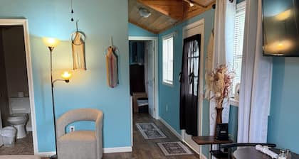 Tennessee River Cabin/Tiny House Close to the River! Fully furnished. Big Bed!