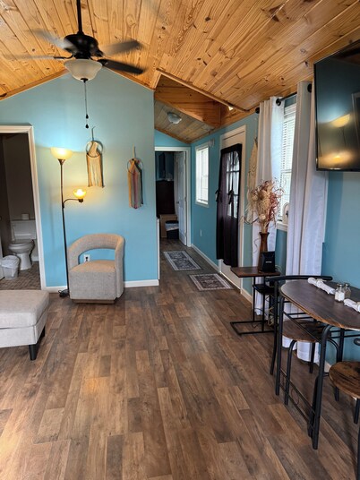 Tennessee River Cabin/Tiny House Close to the River! Fully furnished. Big Bed!