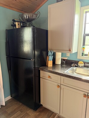 Wasserkocher mit Kaffee-/Teezubehör, Kühlschrank, Mikrowelle, Ofen
