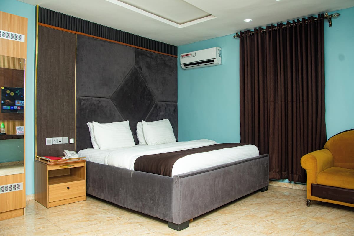 Classic Double Room | Desk, laptop workspace, free WiFi, bed sheets