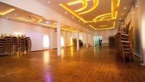 Un hallo espacioso con piso de madera, paredes blancas e iluminación moderna de techo.
