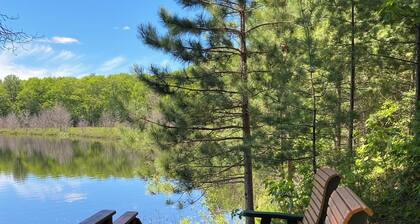 Private lakefront cabin-modern amenities-AC-kayaking, fishing, exploring nature