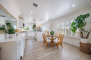 Dining - Renovated 3BR Santa Monica Home | Sleeps 6 (Santa Monica)