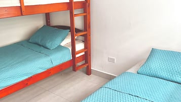 Een strijkplank/strijkijzer, gratis wifi, beddengoed