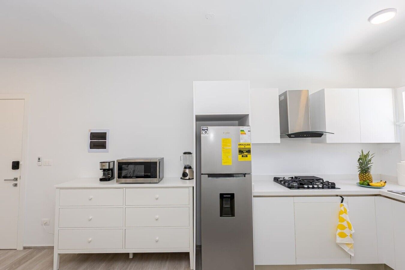 Coffee/tea maker, fridge, microwave, stovetop