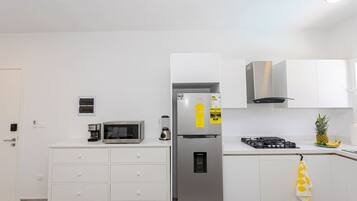 Coffee/tea maker, fridge, microwave, stovetop