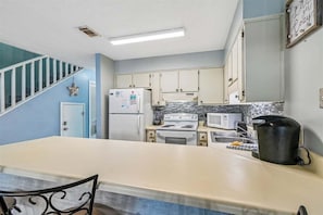 Wasserkocher mit Kaffee-/Teezubehör, Kühlschrank, Mikrowelle, Ofen