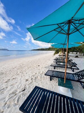 On the beach, white sand - ARIMATABE Beachfront Resort (Koh Rong)