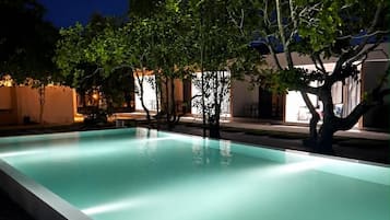 10 outdoor pools