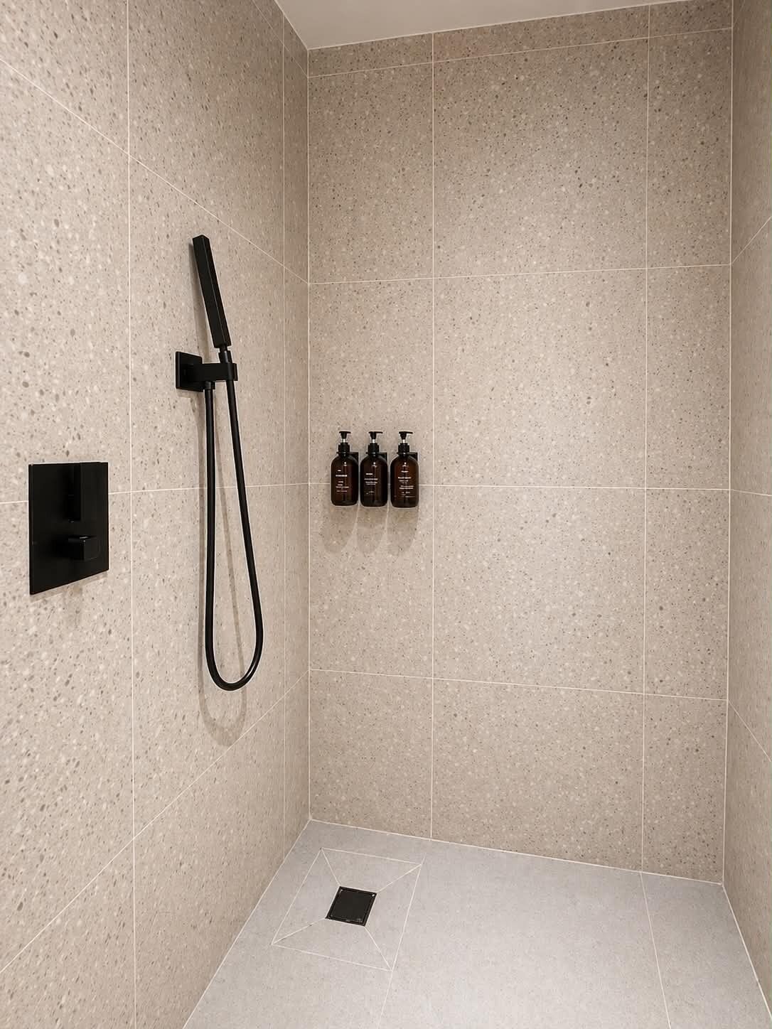 Deluxe-Doppelzimmer, Gartenblick | Badezimmer | Dusche, kostenlose Toilettenartikel, Haartrockner, Seife