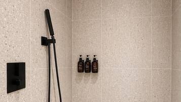 Deluxe-Doppelzimmer, Gartenblick | Badezimmer | Dusche, kostenlose Toilettenartikel, Haartrockner, Seife