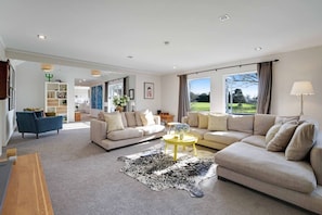 TV, books - Bergenhus Oasis | Trampoline, Playhouse & BBQ (Auckland South)