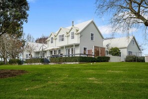 Exterior - Bergenhus Oasis | Trampoline, Playhouse & BBQ (Auckland South)