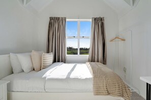 5 bedrooms, desk, iron/ironing board, WiFi - Bergenhus Oasis | Trampoline, Playhouse & BBQ (Auckland South)