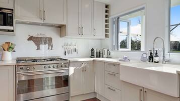 Coffee/tea maker, fridge, microwave, oven