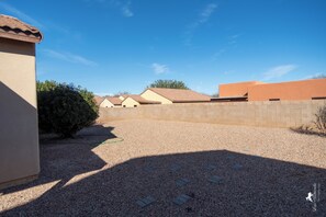 A residential area with houses, a gravel driveway, and a clear blue sky. - Sierra Vista Hideaway / 5 minutes to Fort Huachuca (Sierra Vista)