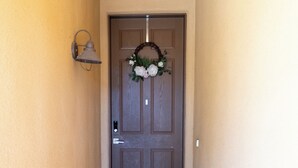 A brown door with a wreath and a welcome mat. - Sierra Vista Hideaway / 5 minutes to Fort Huachuca (Sierra Vista)