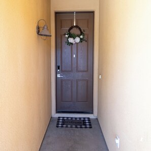 A brown door with a wreath and a welcome mat. - Sierra Vista Hideaway / 5 minutes to Fort Huachuca (Sierra Vista)