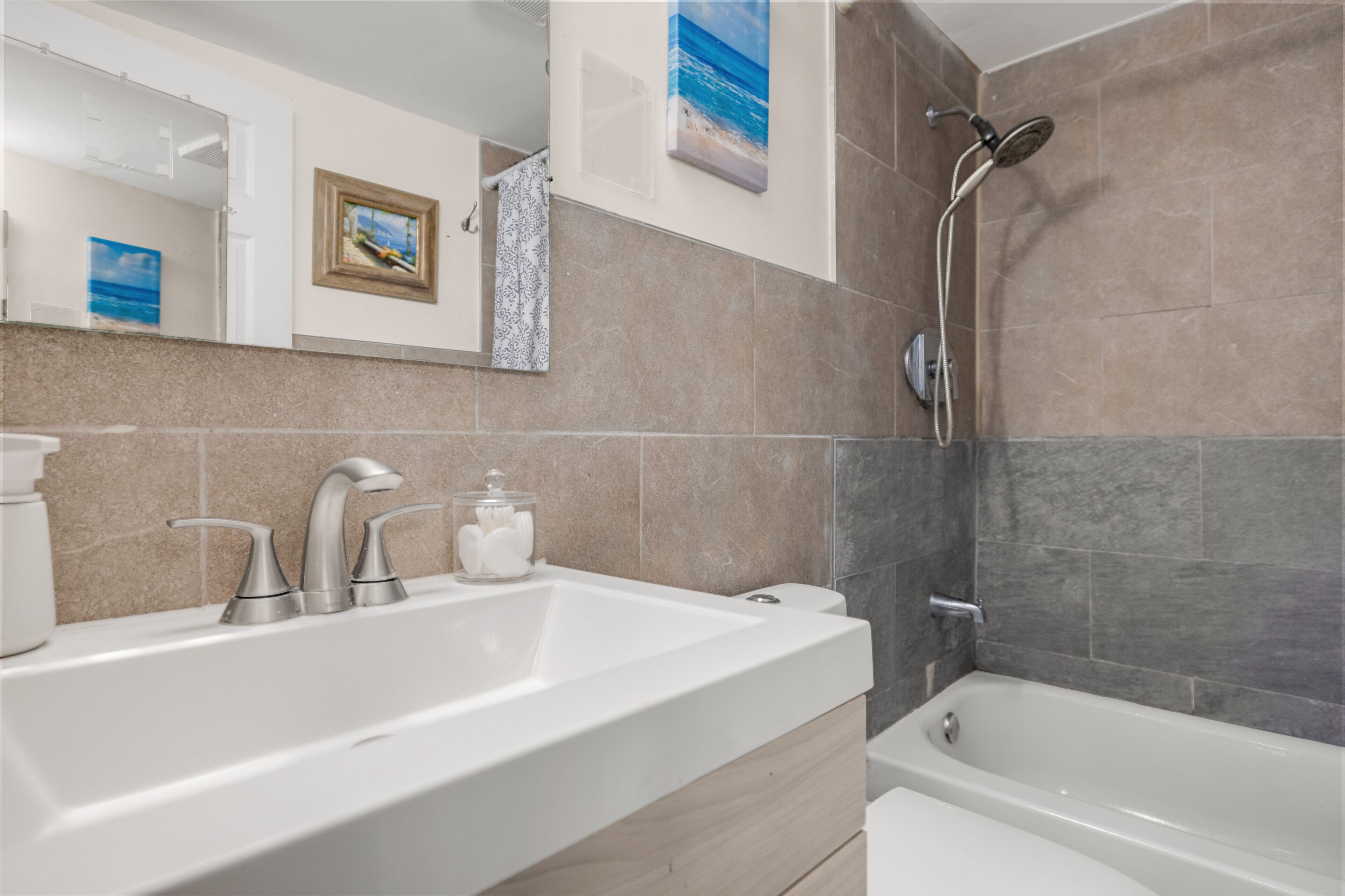 Un baño moderno con un lavamanos grande, ducha y bañera.