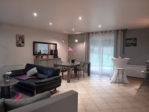 Living area - A Peaceful Zen Villa Experience with All-Inclusive Options (Montpouillan)