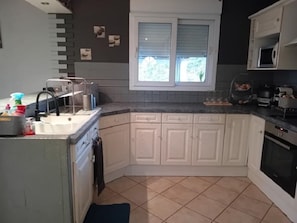 Private kitchen - A Peaceful Zen Villa Experience with All-Inclusive Options (Montpouillan)