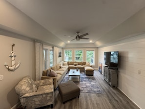Smart TV, books, video library - FRESHLY RENOVATED!  Premium Waterfront 5BDR/3.5BA w/ Boat House, Kayaks, more! (Littleton)