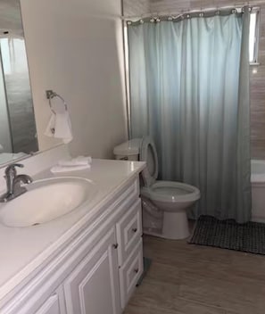 Haartrockner, Handtücher, Toilettenpapier