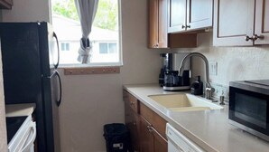Private kitchen - Charming 2-bedroom apartment with AC in sunny Clearwater (Clearwater)