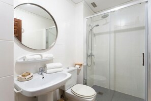 Een badkamer met een wastafel, toilet en douche.