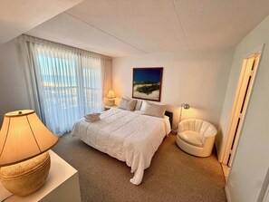 Een strijkplank/strijkijzer, wifi, beddengoed