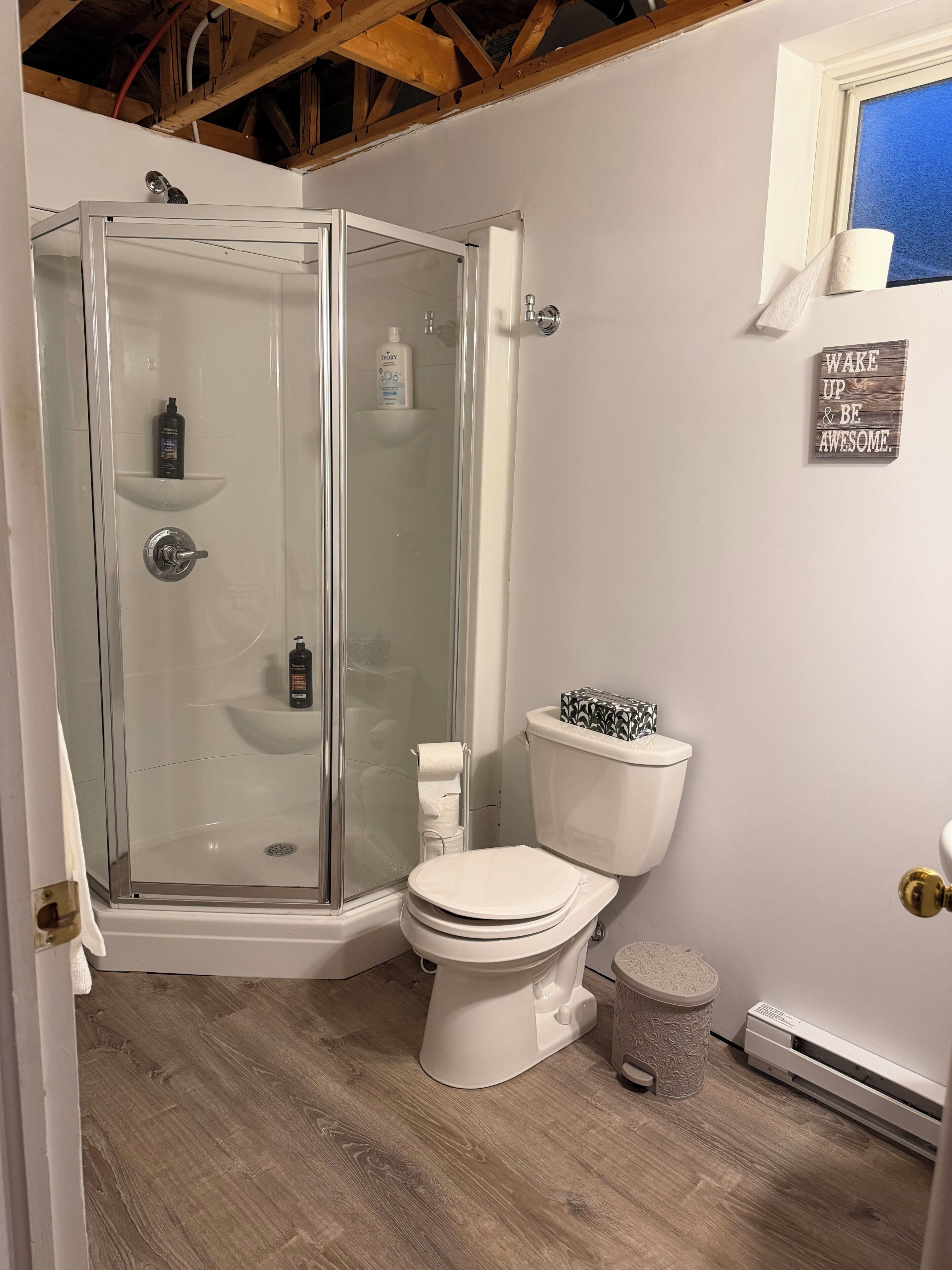 Haartrockner, Handtücher, Seife, Toilettenpapier