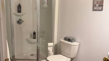 Haartrockner, Handtücher, Seife, Toilettenpapier