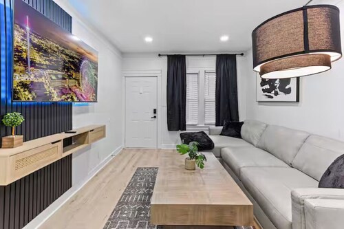 Spacious 5-bedroom house in delightful Lincoln Park with AC