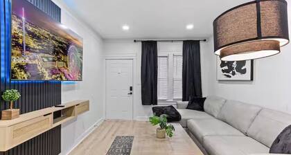 Spacious 5-bedroom house in delightful Lincoln Park with AC
