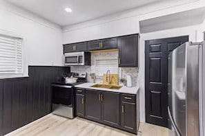 Private kitchen - Spacious 5-bedroom house in delightful Lincoln Park with AC (Lincoln Park)