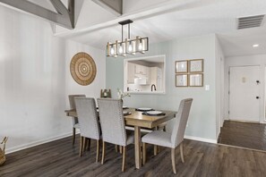 Dining - 2BR Queen's Grant Villa in Palmetto Dunes, Modern Furnishings, Prime Location, Community Pool! (Hilton Head Island)