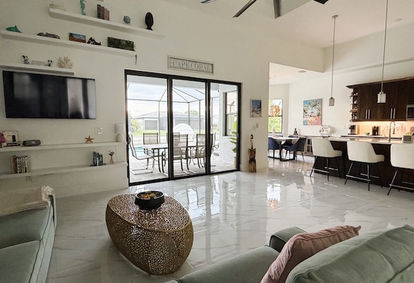Smart TV, books - Canal Escape, Pool, Kayak & Outdoor Kitchen (Cape Coral)