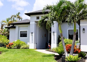 Property grounds - Canal Escape, Pool, Kayak & Outdoor Kitchen (Cape Coral)