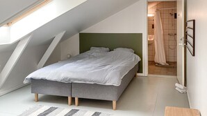 8 bedrooms, travel cot, free WiFi
