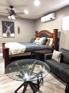 Room - Serene studio with AC in charming Pine perfect for getaway (Pine)