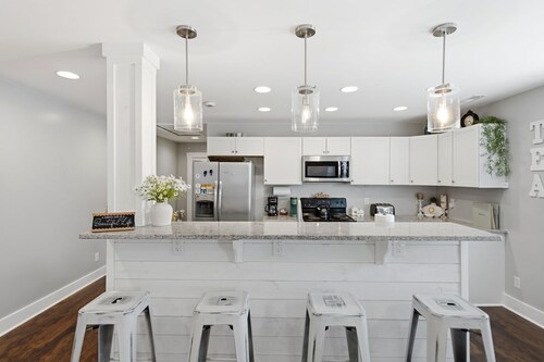 Coastal Wilmington Retreat near Cargo District, Riverwalk, Beaches, UNCW & CFCC