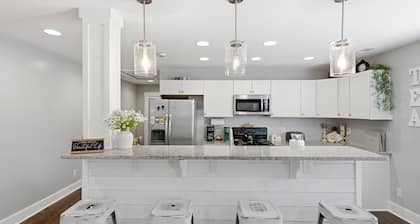Coastal Wilmington Retreat near Cargo District, Riverwalk, Beaches, UNCW & CFCC