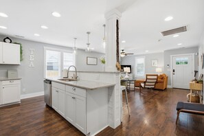 Interior - Coastal Wilmington Retreat near Cargo District, Riverwalk, Beaches, UNCW & CFCC (Wilmington)