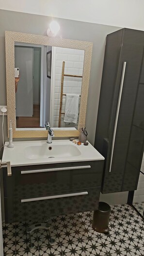 淋浴设施、毛巾、肥皂、卫生纸