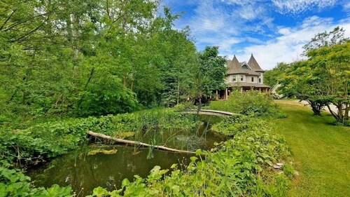 Evergreen Cottage | 58-Acre Farm Retreat w Pond
